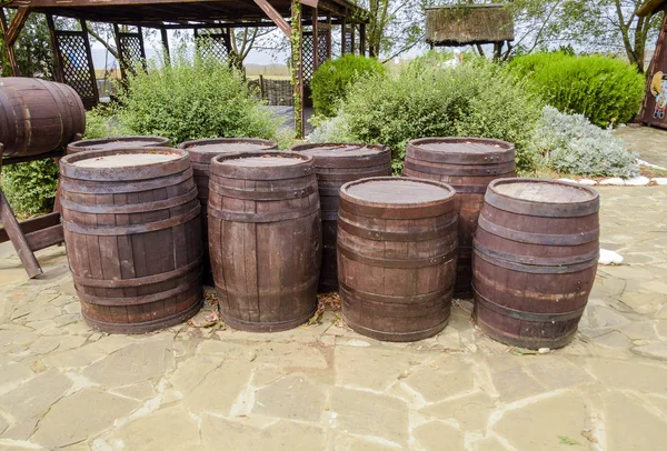 Des tonneaux de vin empilés. Décoration des tonneaux dans le village Ataman . — Photo