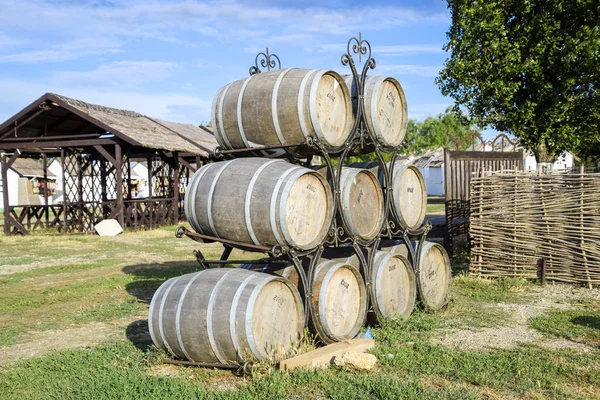 Barris de vinho empilhados. Decoração dos barris na aldeia Ataman . — Fotografia de Stock