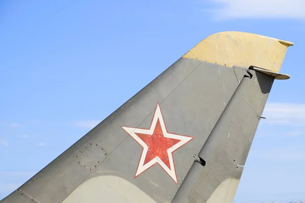 전투기의 조 타 장치입니다. 스타 비행기의 꼬리에. — 스톡 사진