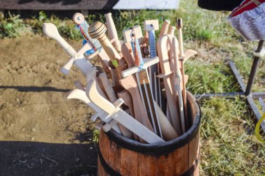 Ahşap kılıç bir varil içinde. Oymacılığı, oyuncak silah.