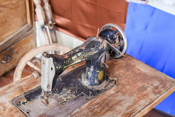The old manual sewing machine — Stock Photo, Image