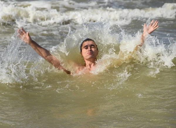 运动的人在海水中 在海里沐浴 一个人在海浪中游泳 — 图库照片