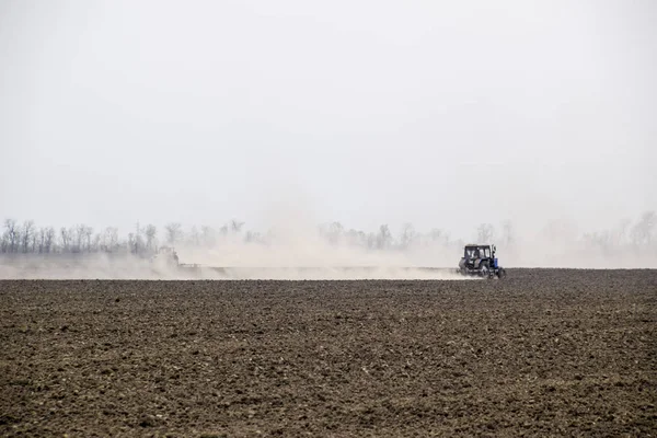 Tractor Estrecha Suelo Campo Crea Una Nube Polvo Detrás — Foto de Stock