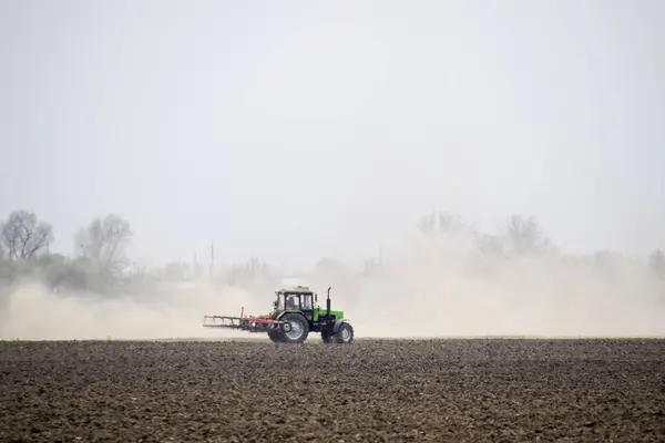 Trattore Erpice Terreno Sul Campo Crea Dietro Esso Una Nuvola — Foto Stock