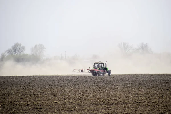 Traktor Mengerami Tanah Lapangan Dan Menciptakan Awan Debu Belakangnya — Stok Foto