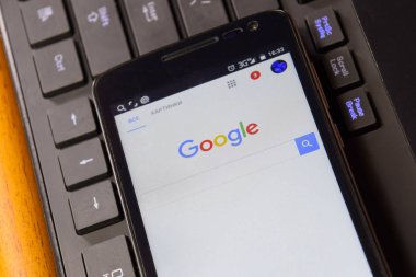 Klavye arka plan üzerinde Google arama sistemi ile akıllı telefon.