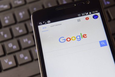 Klavye arka plan üzerinde Google arama sistemi ile akıllı telefon.