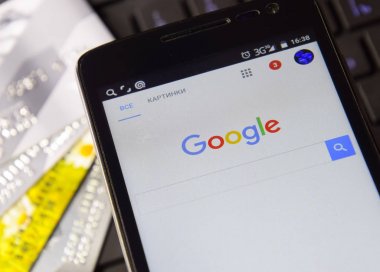 Klavye arka plan üzerinde Google arama sistemi ile akıllı telefon.