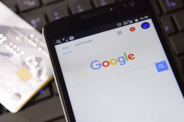Klavye arka plan üzerinde Google arama sistemi ile akıllı telefon.
