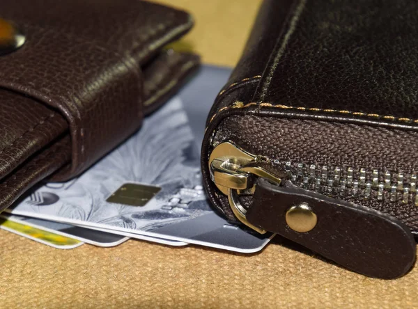 Кожаный бумажник с кредитными и дисконтными картами — стоковое фото