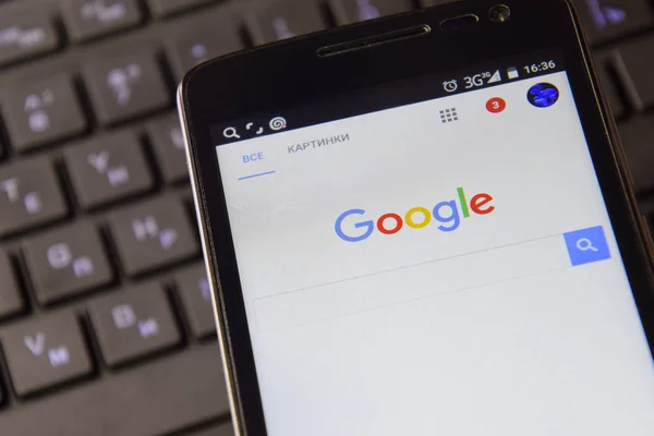Smartphone con sistema de búsqueda de Google en el fondo del teclado . —  Fotos de Stock
