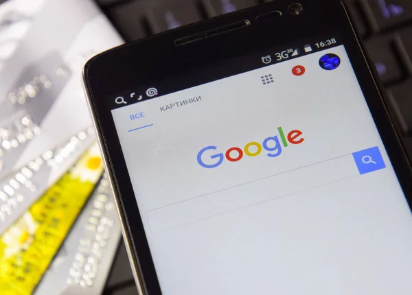 Smartphone con sistema de búsqueda de Google en el fondo del teclado . — Foto de Stock