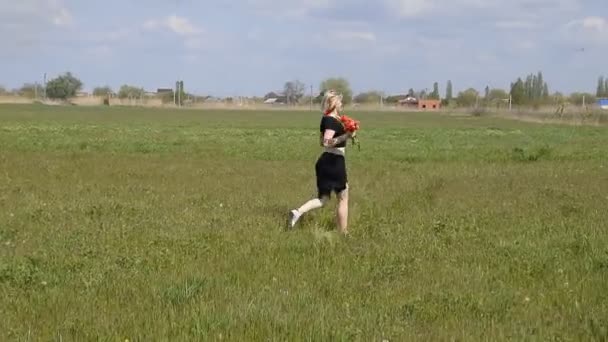 Una Hermosa Chica Vestido Negro Está Corriendo Con Tulipanes Rojos — Vídeo de stock