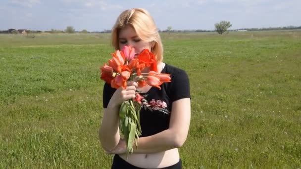 Blondinen Lukter Tulipanduft Jenta Med Bukett Tulipanblomster – stockvideo