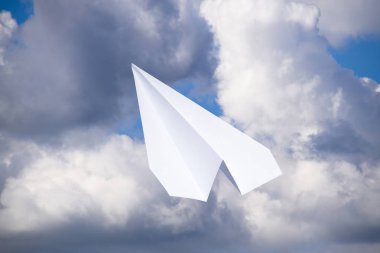 Mavi gökyüzünde bulutlar ile beyaz kağıt uçak. Messenger ileti simgesi