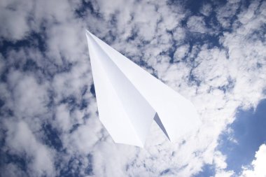 Mavi gökyüzünde bulutlar ile beyaz kağıt uçak. Messenger ileti simgesi