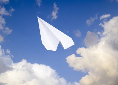 Mavi gökyüzünde bulutlar ile beyaz kağıt uçak. Messenger ileti simgesi