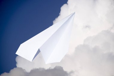 Mavi gökyüzünde bulutlar ile beyaz kağıt uçak. Messenger ileti simgesi