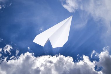 Mavi gökyüzünde bulutlar ile beyaz kağıt uçak. Messenger ileti simgesi