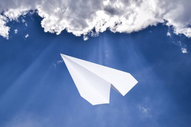 Mavi gökyüzünde bulutlar ile beyaz kağıt uçak. Messenger ileti simgesi