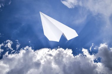 Mavi gökyüzünde bulutlar ile beyaz kağıt uçak. Messenger ileti simgesi