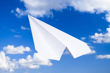 Mavi gökyüzünde bulutlar ile beyaz kağıt uçak. Messenger ileti simgesi