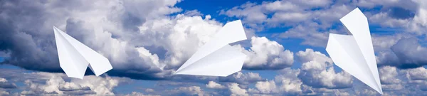 Dokument white paper letadlo v modrou oblohu s mraky. Symbol zprávy v messenger — Stock fotografie
