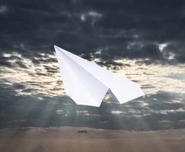 Mavi gökyüzünde bulutlar ile beyaz kağıt uçak. Messenger ileti simgesi