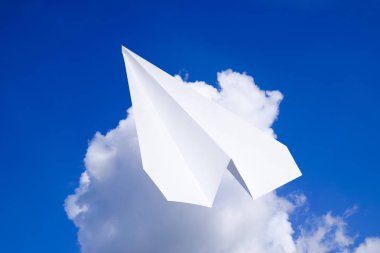 Mavi gökyüzünde bulutlar ile beyaz kağıt uçak. Messenger ileti simgesi