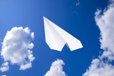 Mavi gökyüzünde bulutlar ile beyaz kağıt uçak. Messenger ileti simgesi