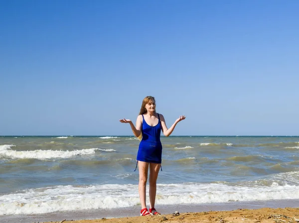 Блондинка Синем Купальнике Пляже Пляж — стоковое фото