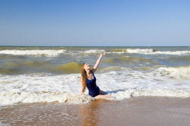 Mavi mayom sahilde sarışın bir kız. Beach Tatil
