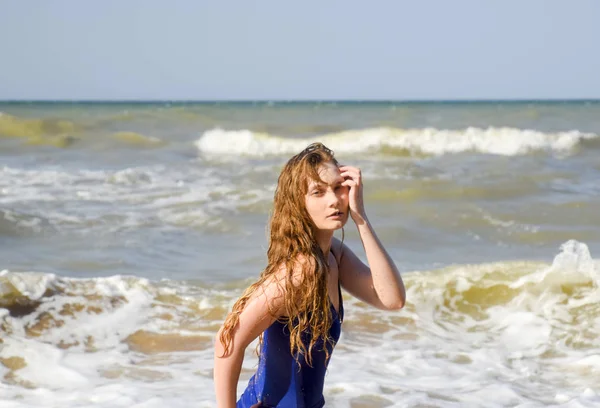 해변에서 파란색 수영복에 — 스톡 사진