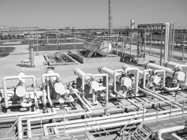 Heat exchangers in a refinery. The equipment for oil refining — Stock Photo, Image