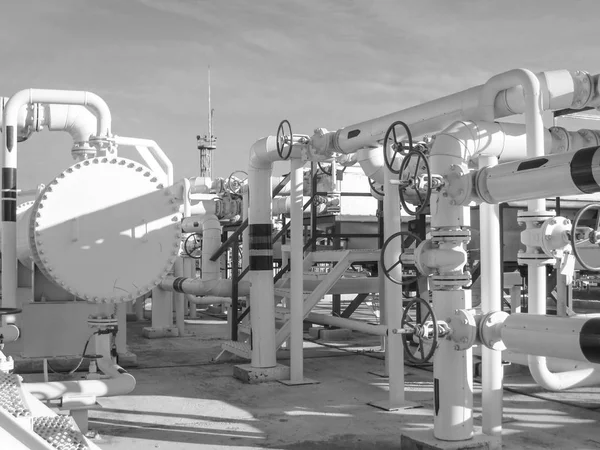 Intercambiadores de calor en una refinería. El equipo para el refino de petróleo — Foto de Stock