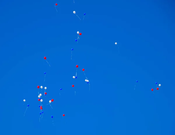 Різнокольорові Кульки Наповнені Гелієм Літають Блакитному Небі — стокове фото