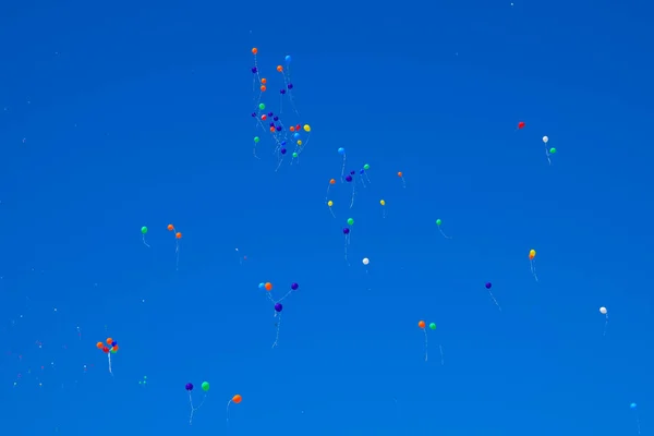 Boules Multicolores Remplies Hélium Volent Dans Ciel Bleu — Photo