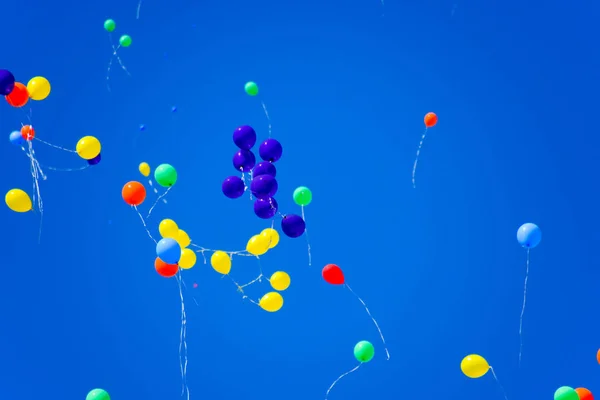 Різнокольорові Кульки Наповнені Гелієм Літають Блакитному Небі — стокове фото