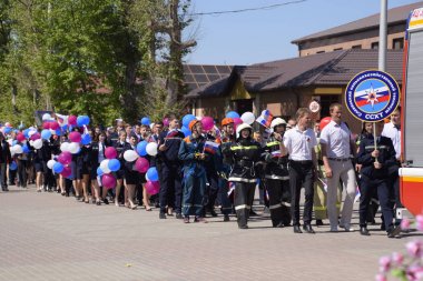Slavyansk Kuban, Rusya-1 Mayıs 2018: Kurtarma servisi ve itfaiye öğrencileri bir alay. Bir Mayıs, bahar ve iş günü kutluyor. Gün içinde şehir Slavyansk-Tarih-Kuban tiyatro meydanında geçit.