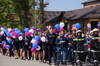Slavyansk Kuban, Rusya-1 Mayıs 2018: Kurtarma servisi ve itfaiye öğrencileri bir alay. Bir Mayıs, bahar ve iş günü kutluyor. Gün içinde şehir Slavyansk-Tarih-Kuban tiyatro meydanında geçit.