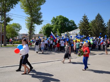 Slavyansk Kuban, Rusya-1 Mayıs 2018: bir Mayıs, bahar ve iş günü kutluyor. Gün içinde şehir Slavyansk-Tarih-Kuban tiyatro meydanında geçit.