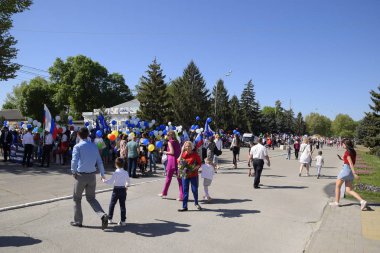 Slavyansk Kuban, Rusya-1 Mayıs 2018: bir Mayıs, bahar ve iş günü kutluyor. Gün içinde şehir Slavyansk-Tarih-Kuban tiyatro meydanında geçit.