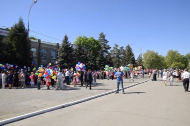Slavyansk Kuban, Rusya-1 Mayıs 2018: bir Mayıs, bahar ve iş günü kutluyor. Gün içinde şehir Slavyansk-Tarih-Kuban tiyatro meydanında geçit.