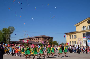 Slavyansk Kuban, Rusya-1 Mayıs 2018: bir Mayıs, bahar ve iş günü kutluyor. Gün içinde şehir Slavyansk-Tarih-Kuban tiyatro meydanında geçit.