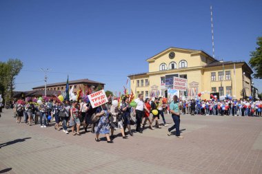 Slavyansk Kuban, Rusya-1 Mayıs 2018: bir Mayıs, bahar ve iş günü kutluyor. Gün içinde şehir Slavyansk-Tarih-Kuban tiyatro meydanında geçit.