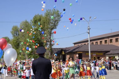 Slavyansk Kuban, Rusya-1 Mayıs 2018: bir Mayıs, bahar ve iş günü kutluyor. Gün içinde şehir Slavyansk-Tarih-Kuban tiyatro meydanında geçit.