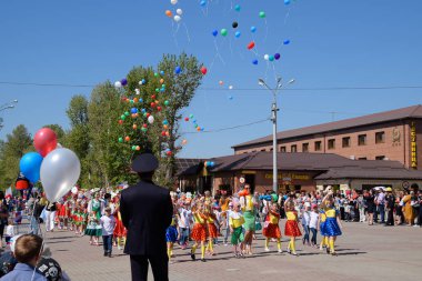 Slavyansk Kuban, Rusya-1 Mayıs 2018: bir Mayıs, bahar ve iş günü kutluyor. Gün içinde şehir Slavyansk-Tarih-Kuban tiyatro meydanında geçit.