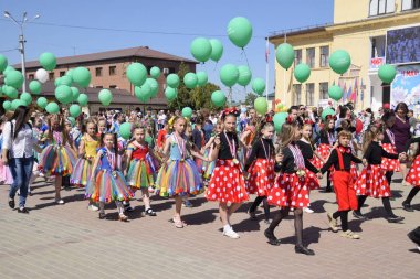 Slavyansk Kuban, Rusya-1 Mayıs 2018: bir Mayıs, bahar ve iş günü kutluyor. Gün içinde şehir Slavyansk-Tarih-Kuban tiyatro meydanında geçit.