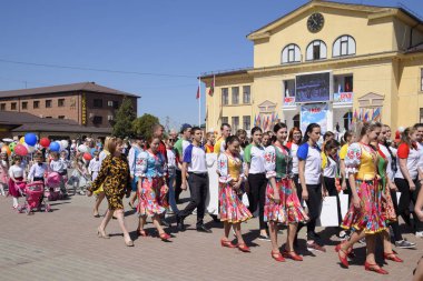 Slavyansk Kuban, Rusya-1 Mayıs 2018: bir Mayıs, bahar ve iş günü kutluyor. Gün içinde şehir Slavyansk-Tarih-Kuban tiyatro meydanında geçit.
