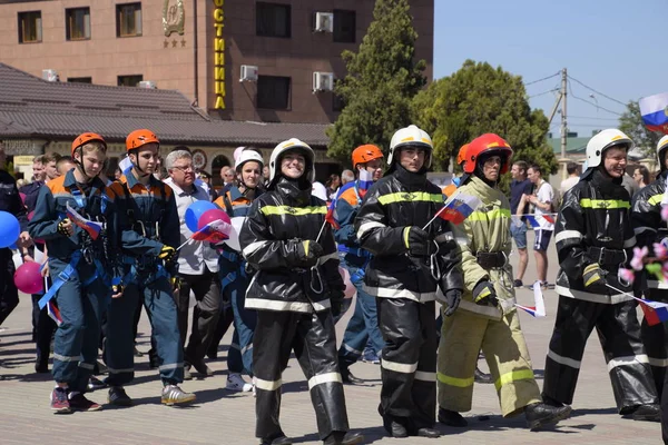 スラビャンカのクバン川 ロシア連邦 18 救助サービスおよび消防士の学生の行列 五月の初め 春の日を祝います 劇場広場で市のスラビャンカ クバンの日パレードの可能性があります ストックエディトリアル用写真 C Leonid Eremeychuk